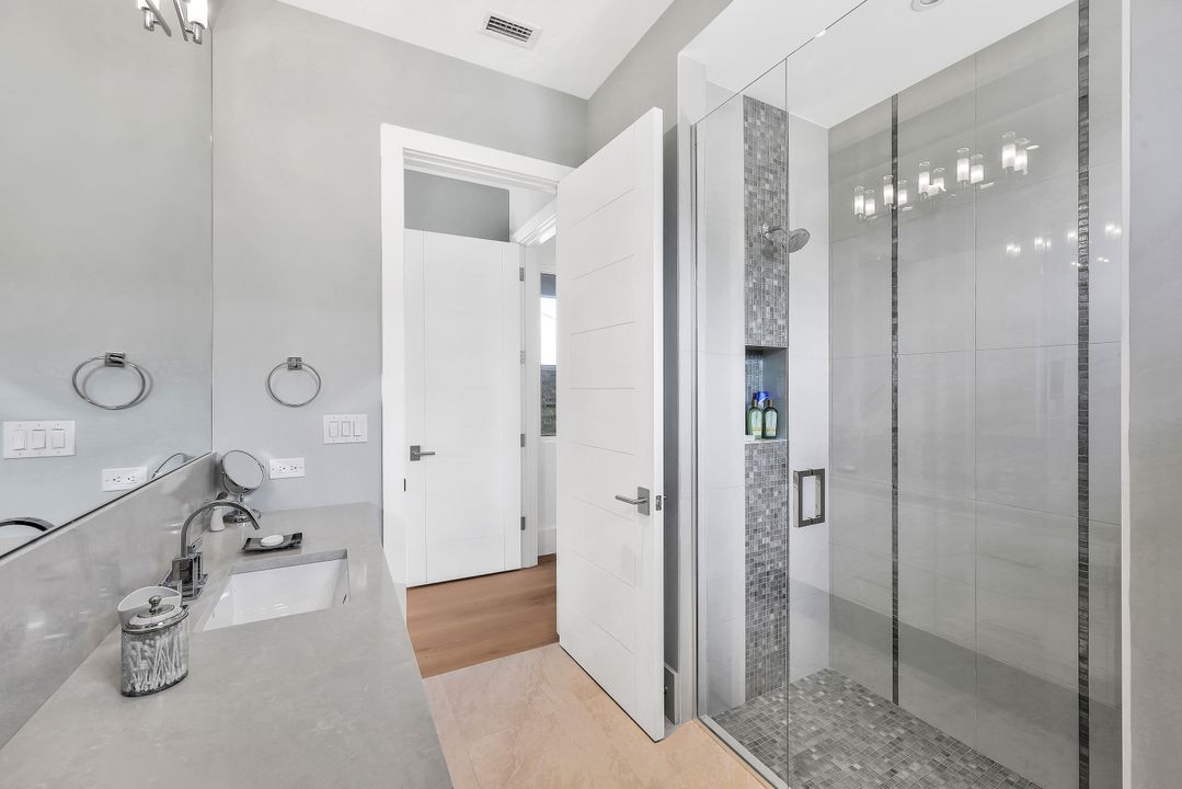 355 7th Ave S, Naples, FL 34102