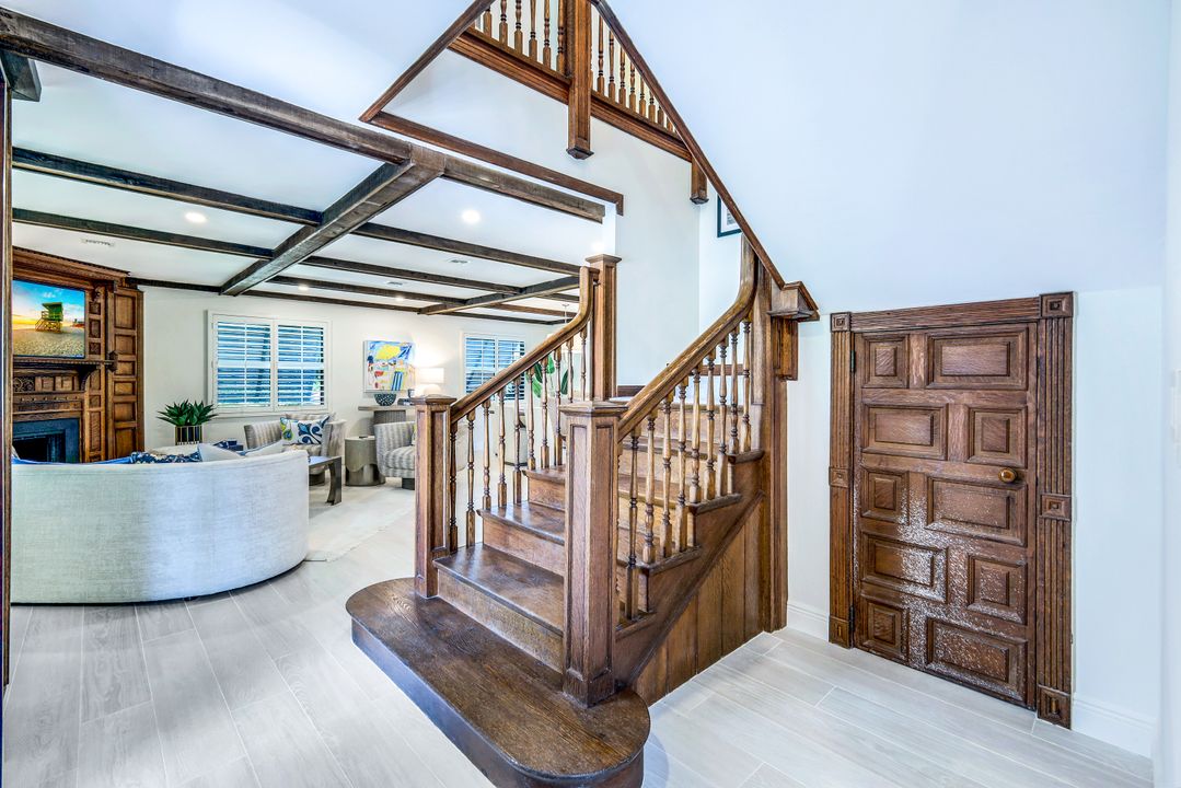 9602 Vanderbilt Dr, Naples, FL 34108