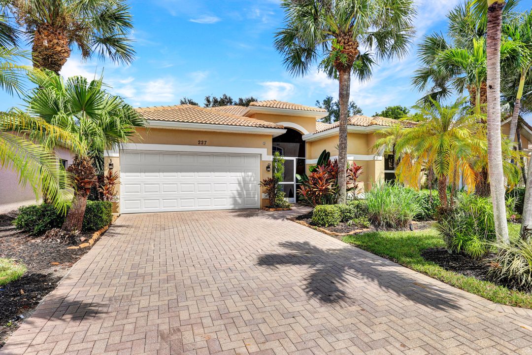 227 Glen Eagle Cir, Naples, FL 34104
