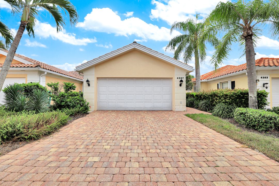 4307 Redonda Ln, Naples, FL 34119
