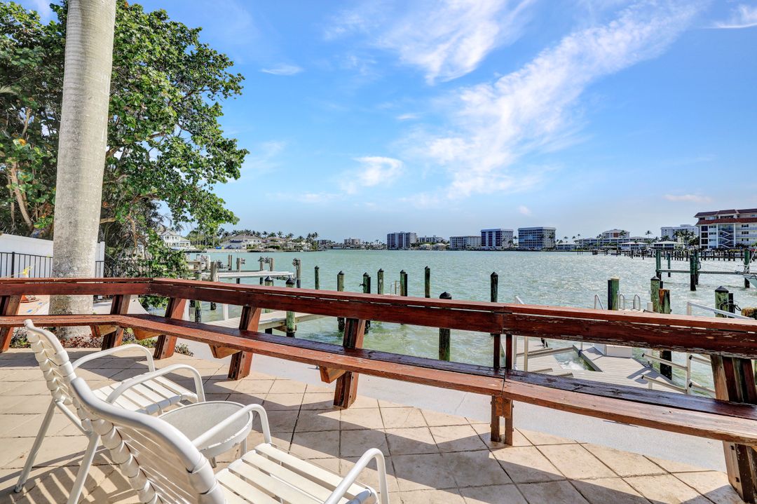 386 Harbour Dr, Naples, FL 34103