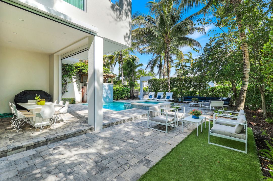 335 Banyan Blvd, Naples, FL 34102