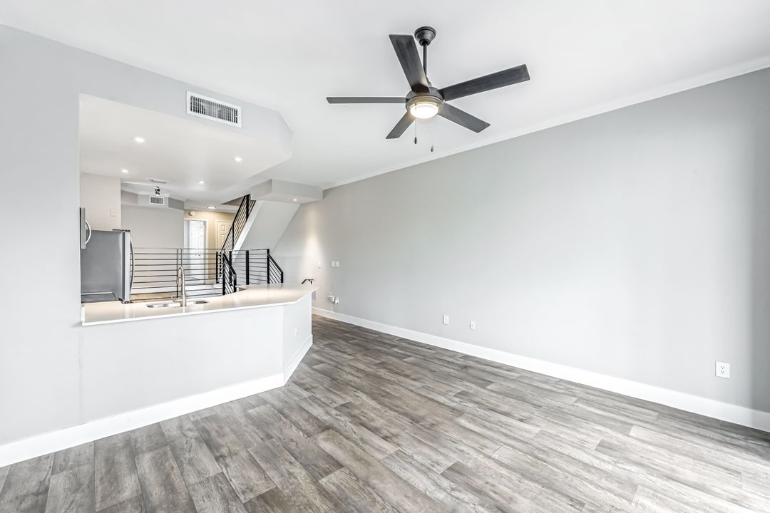 19680 E Country Club Dr, Miami, FL 33180