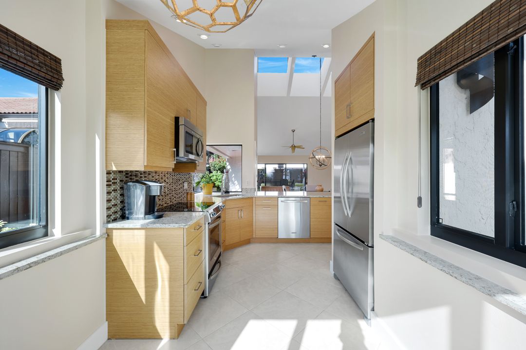 529 Bay Villas Ln, Naples, FL 34108