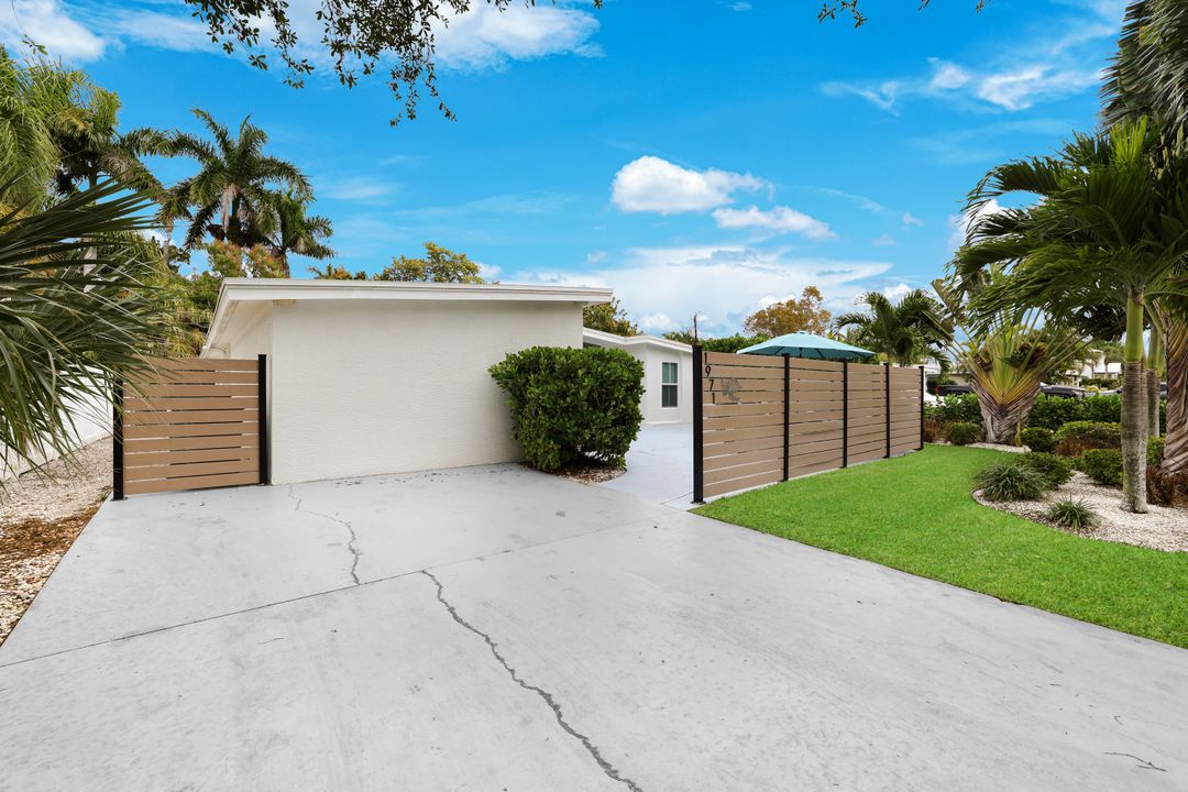1971 Holiday Ln, Naples, FL 34104
