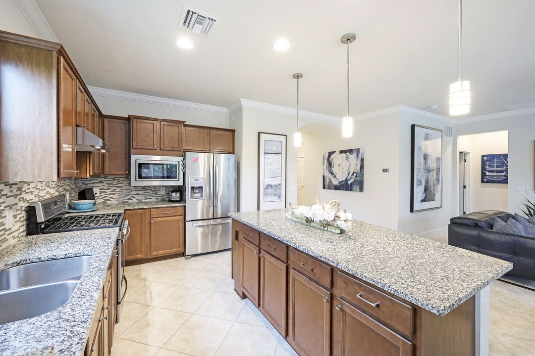 7256 Live Oak Dr, Naples, FL 34114