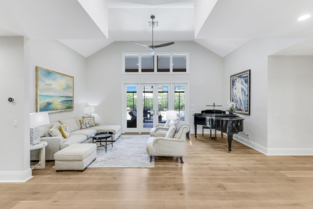 641 Pine Ct, Naples, FL 34102
