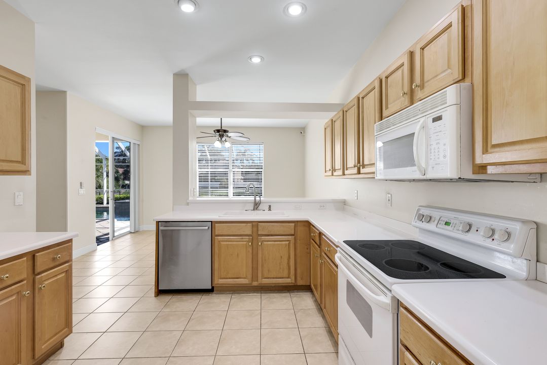 9214 Palm Island Cir, NO FORT MYERS, FL 33903