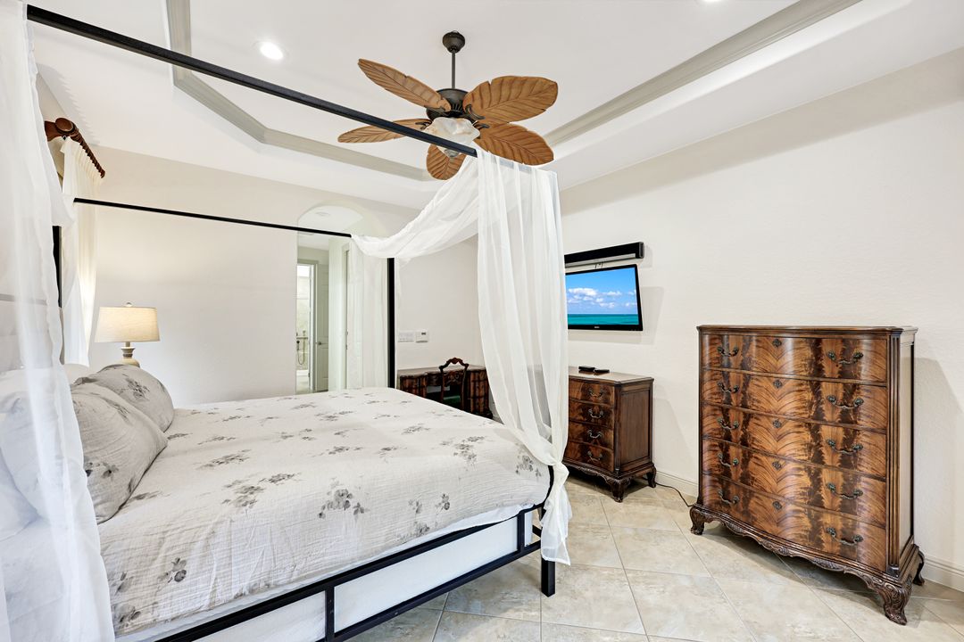 7655 Martino Cir, Naples, FL 34112