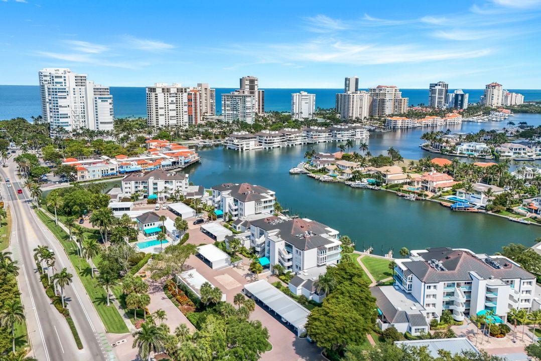 305 Park Shore Dr, Naples, FL 34103