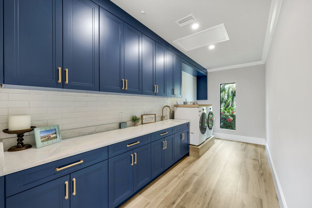 4701 Oak Leaf Dr, Naples, FL 34119
