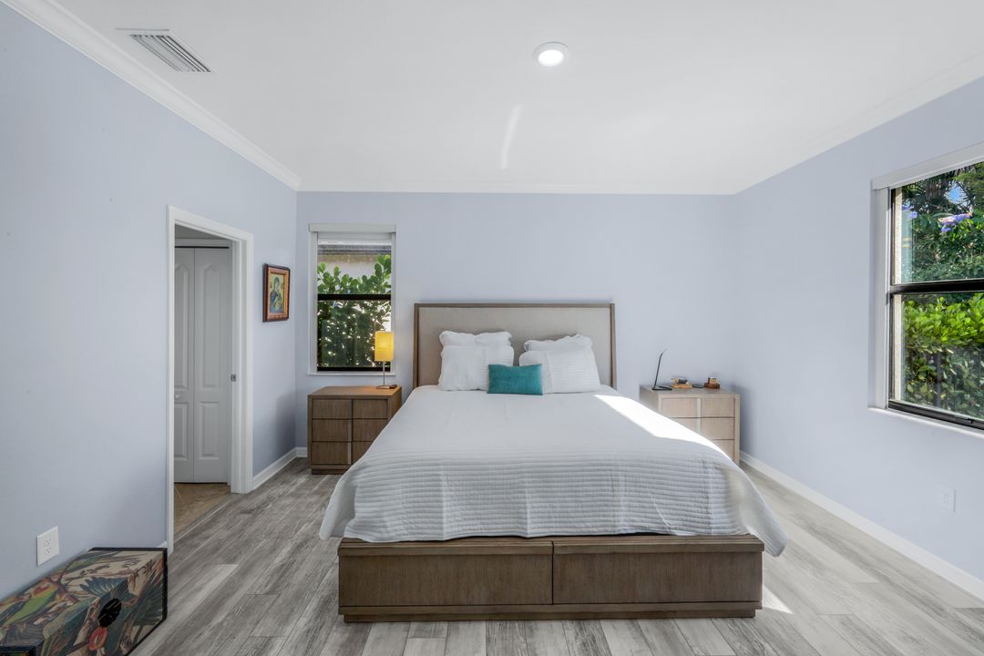 9445 Glenforest Dr, Naples, FL 34120