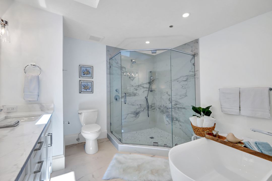 563 Park Shore Dr, Naples, FL 34103