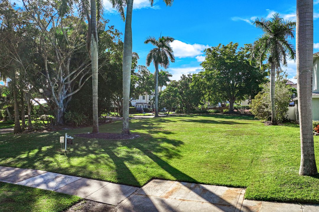 490 1st Ave S, Naples, FL 34102