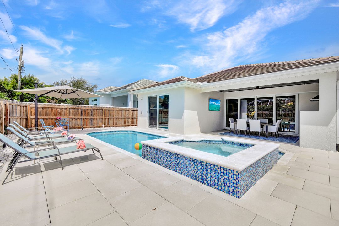 574 94th Ave N, Naples, FL 34108