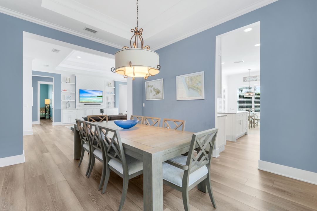 2704 Crystal Way, Naples, FL 34119
