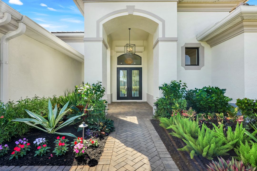 5092 Cerromar Dr, Naples, FL 34112