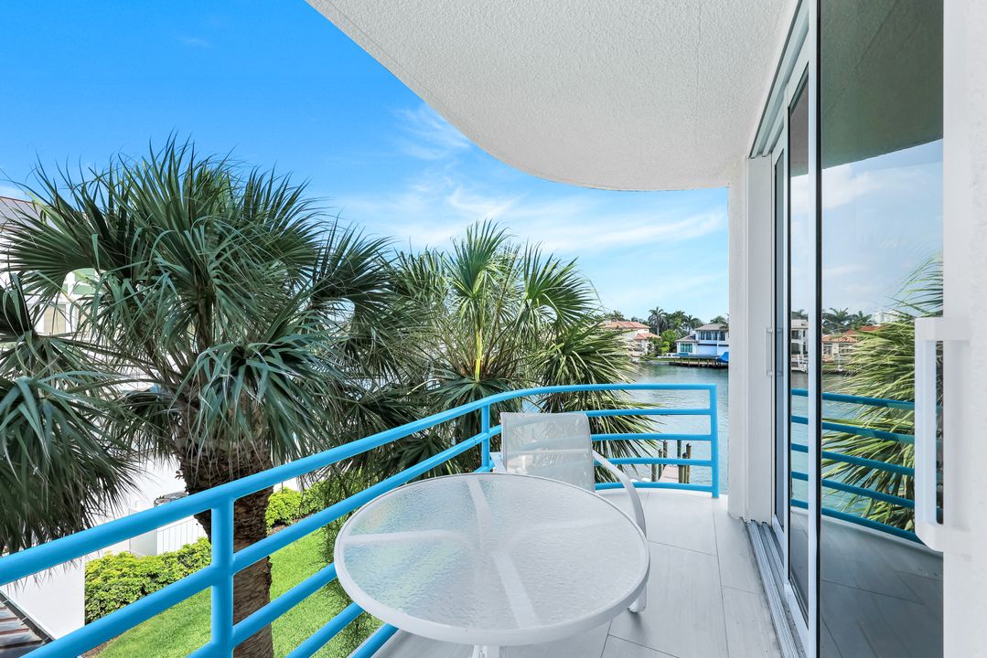 305 Park Shore Dr, Naples, FL 34103