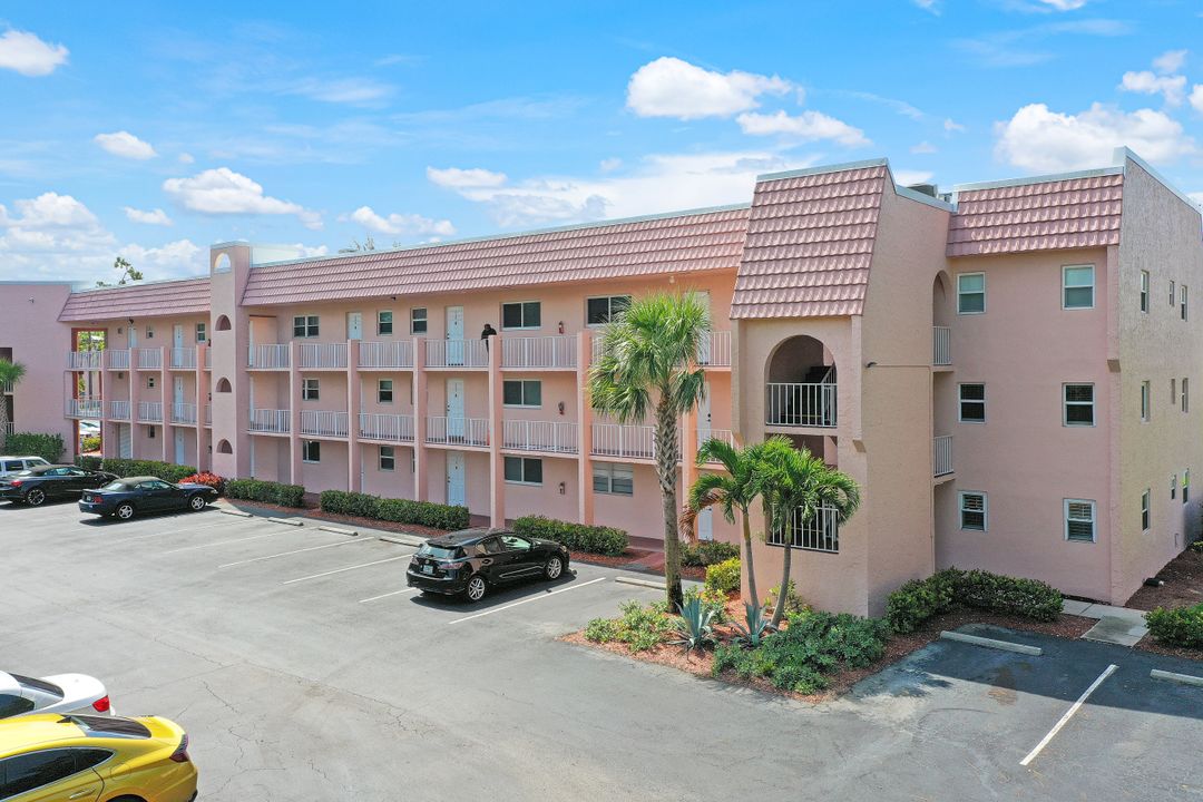 300 Forest Lakes Blvd #112, Naples, FL 34105