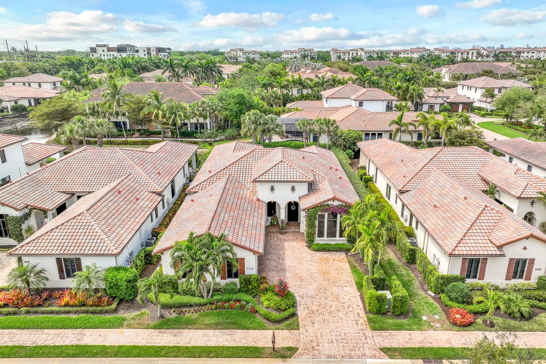 2239 Residence Cir, Naples, FL 34105