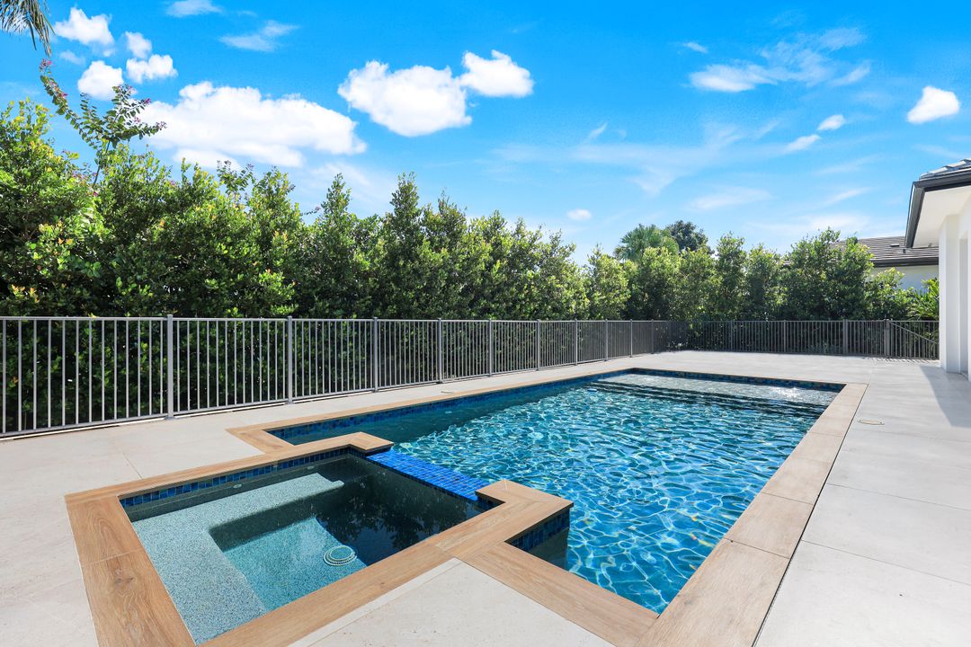 3190 Crayton Rd, Naples, FL 34103