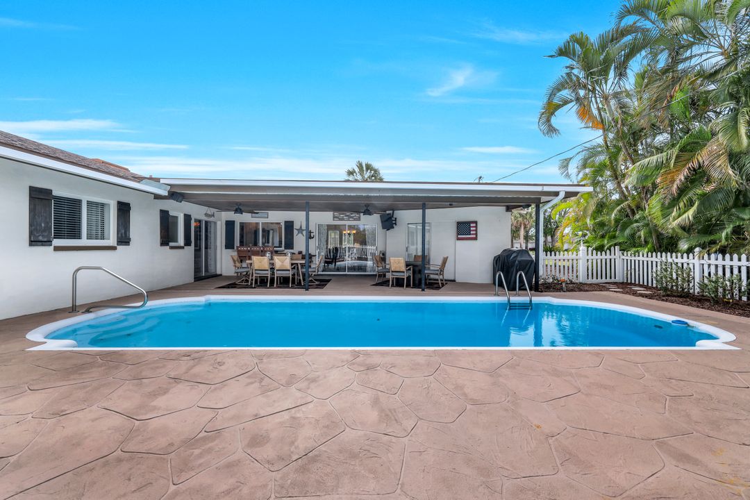 289 Burning Tree Dr, Naples, FL 34105