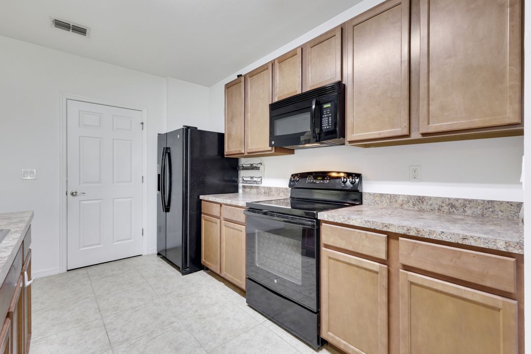 1323 SW 9th Ave, Cape Coral, FL 33991