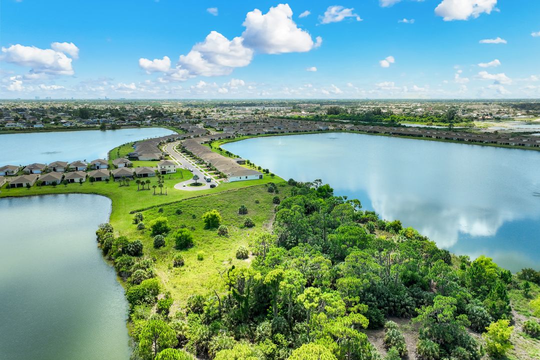 950 Stonewater Lk Ter, Cape Coral, FL 33993