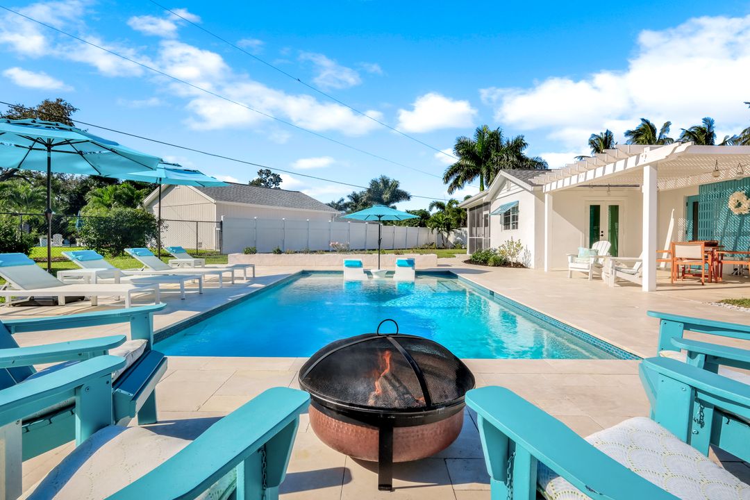 1086 N Town and River Dr, Fort Myers, FL 33919