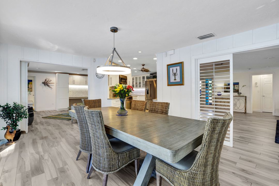 735 Old Trail Dr, Naples, FL 34103