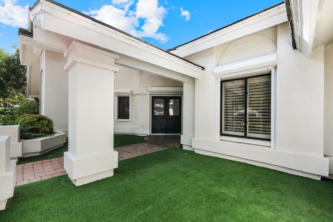 806 Knoll Wood Ct, Naples, FL 34108