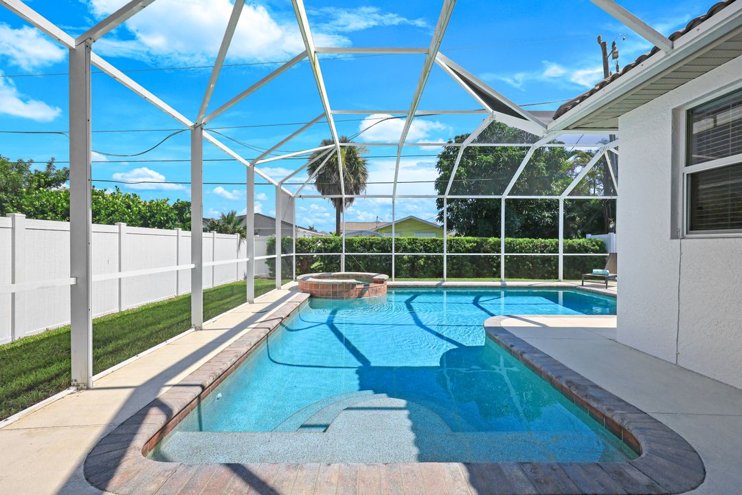 587 97th Ave N, Naples, FL 34108