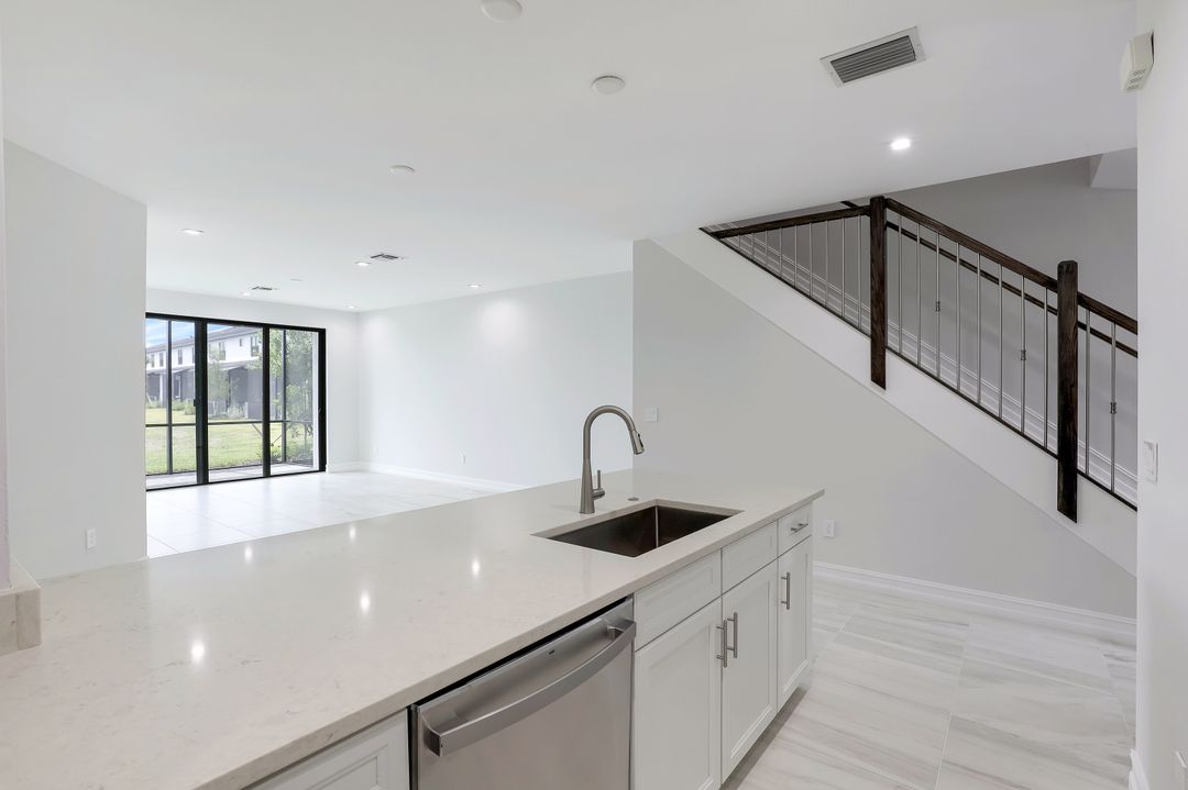 7473 Rockefeller Dr, Naples, FL 34119