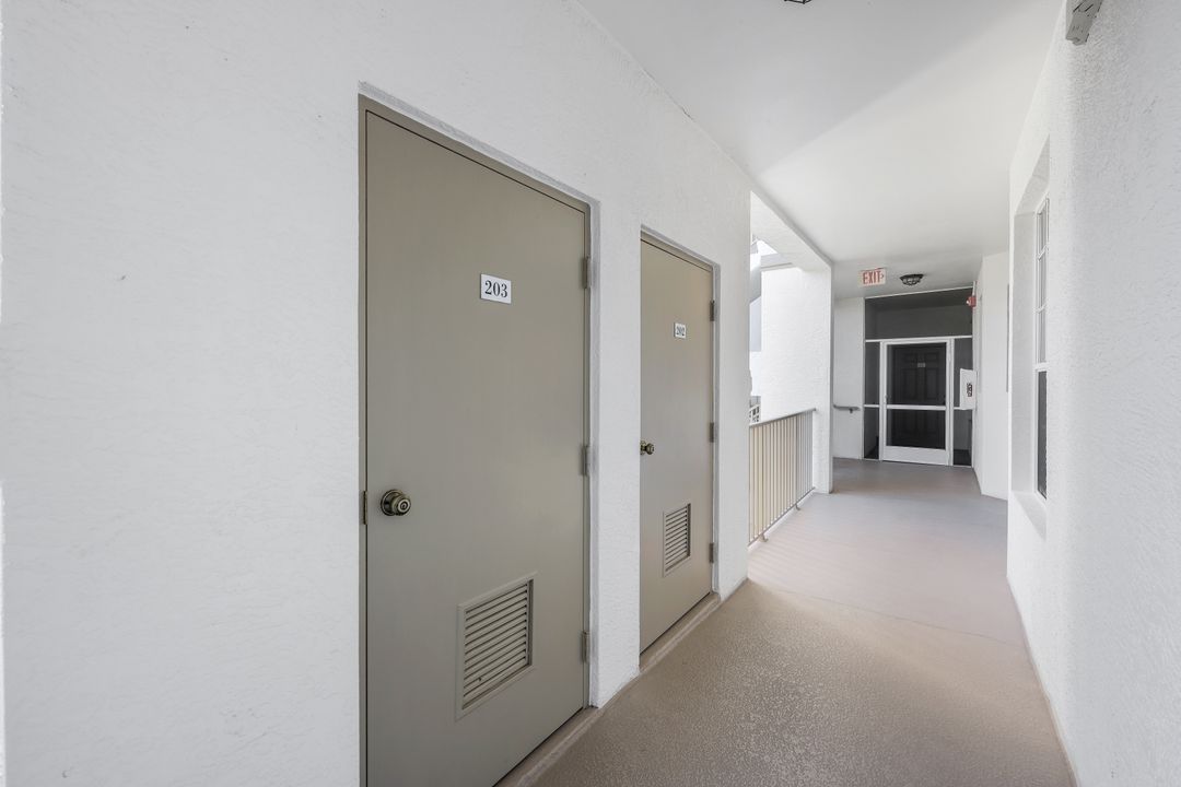 8241 Parkstone Pl #203, Naples, FL 34120