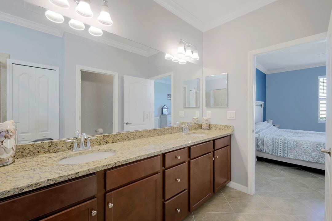 9386 Foxglove Ln, Naples, FL 34120