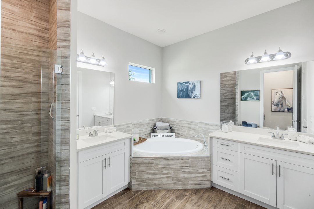 1960 Moulder Dr, Naples, FL 34120