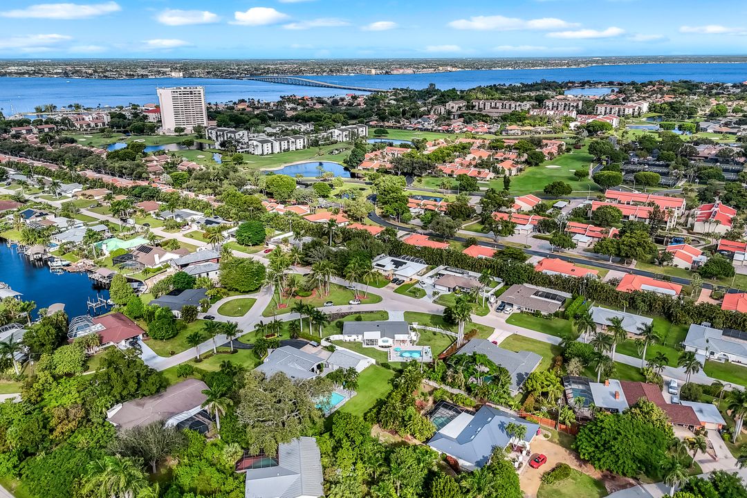 1086 N Town and River Dr, Fort Myers, FL 33919