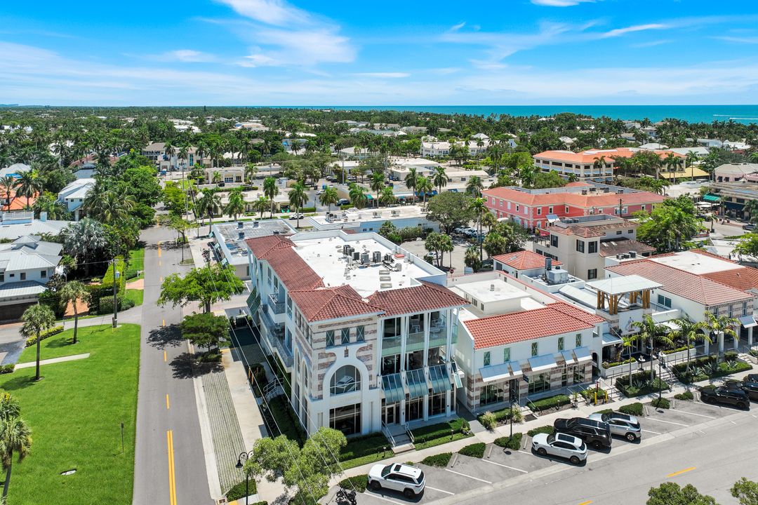 382 12th Ave S, Naples, FL 34102