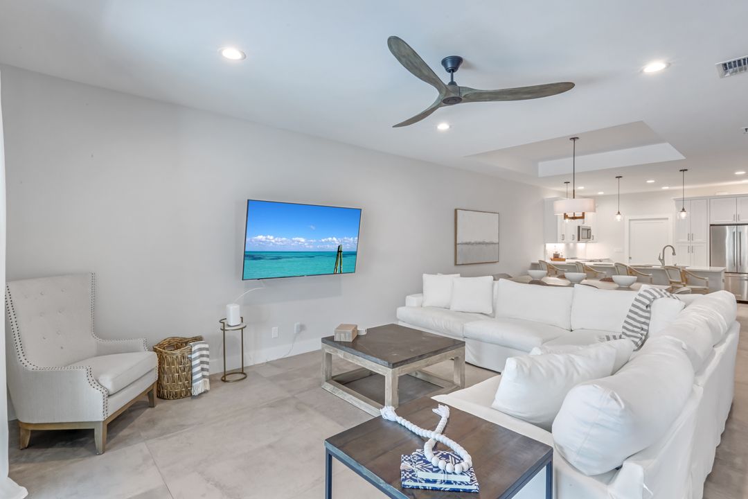605 107th Ave N, Naples, FL 34108