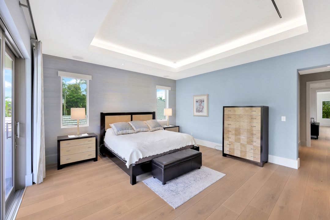 355 7th Ave S, Naples, FL 34102