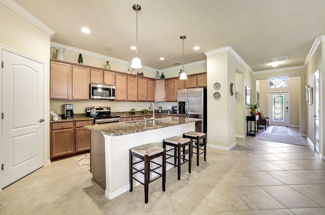 2474 Heydon Cir E, Naples, FL 34120