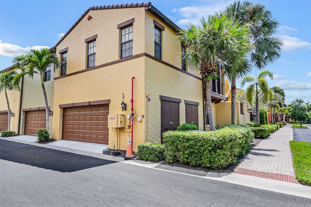 9082 Albion Ln S #6702, Naples, FL 34113