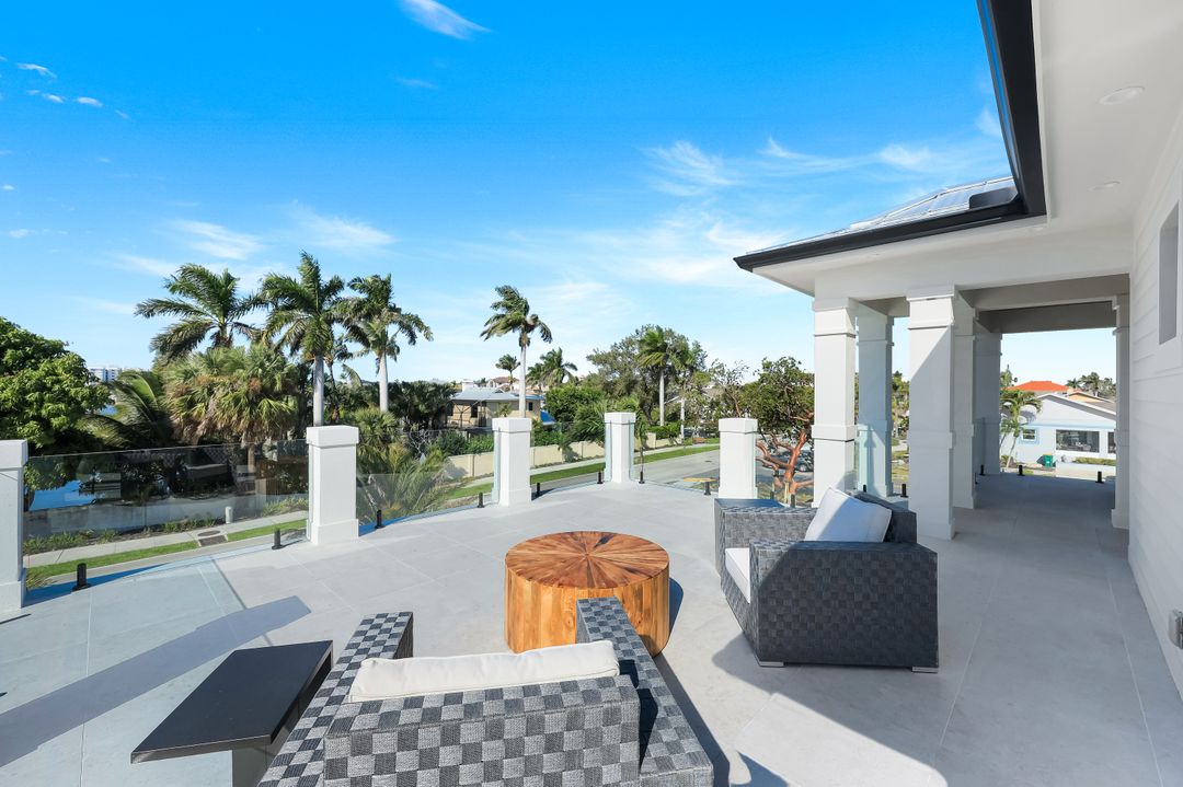 9760 Vanderbilt Dr, Naples, FL 34108