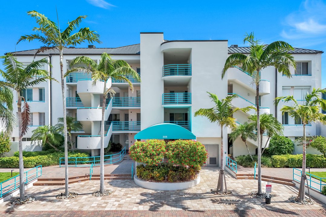 305 Park Shore Dr, Naples, FL 34103