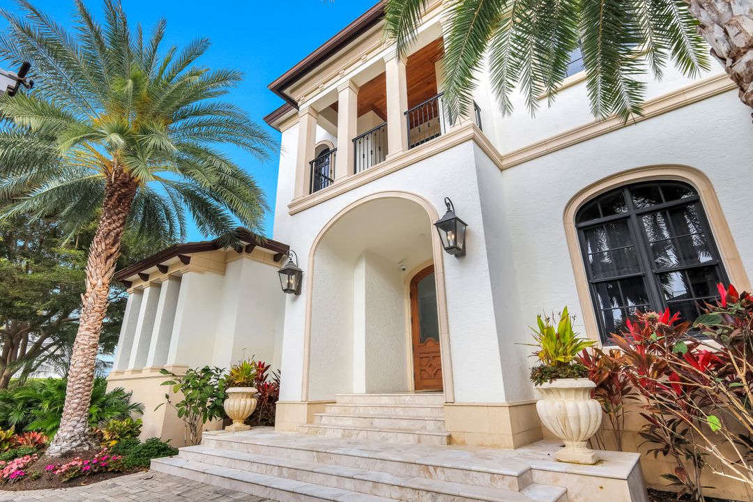 81 Gulf Shore Blvd S, Naples, FL 34102