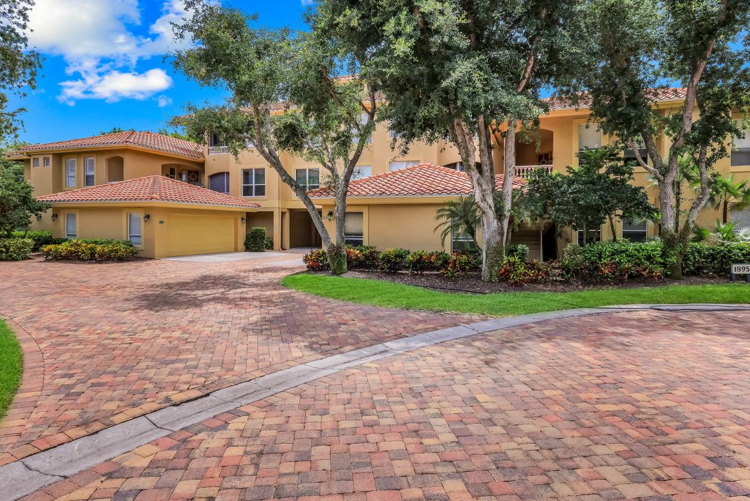 1895 Les Chateaux Blvd #302, Naples, FL 34109