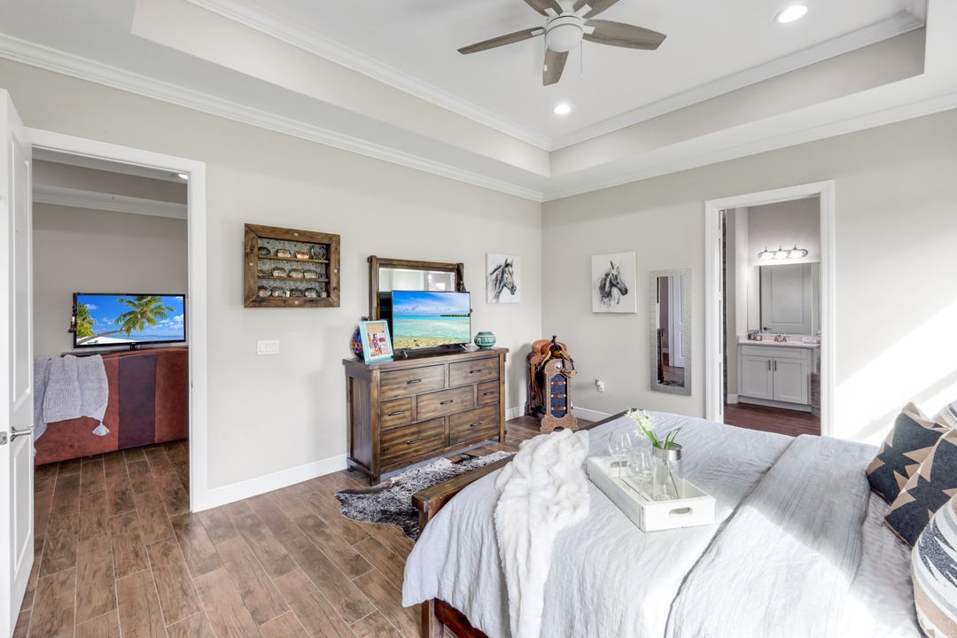 1960 Moulder Dr, Naples, FL 34120