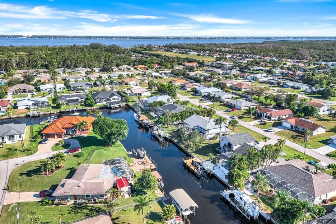 2215 SE 15th St, Cape Coral, FL 33990