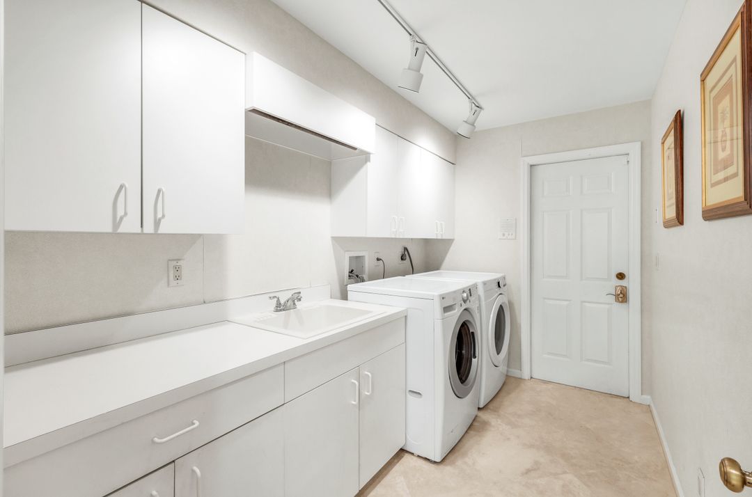 717 Pine Creek Ln, Naples, FL 34108