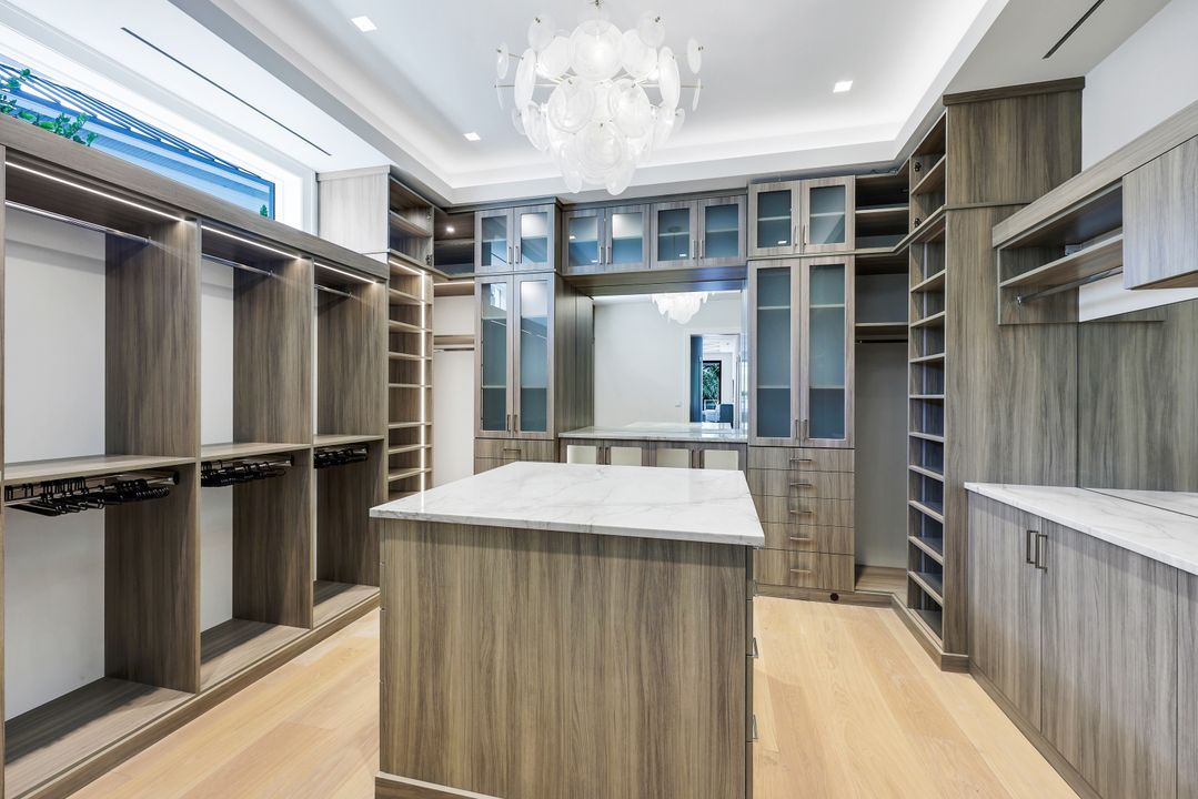 476 Palm Cir W, Naples, FL 34102